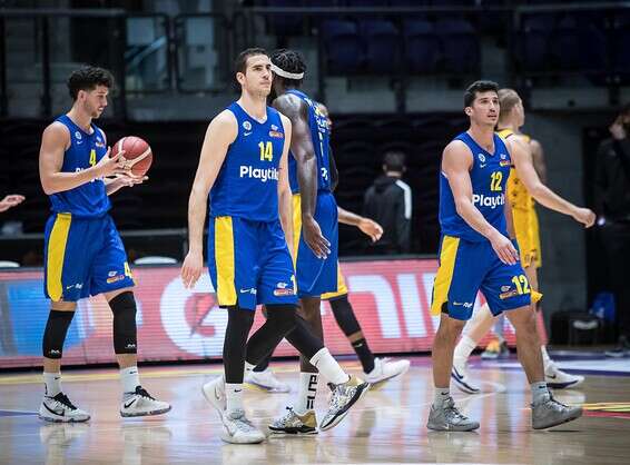 שחקני מכבי צ"א. הפסד ראשון בליגה // צילום: עודד קרני